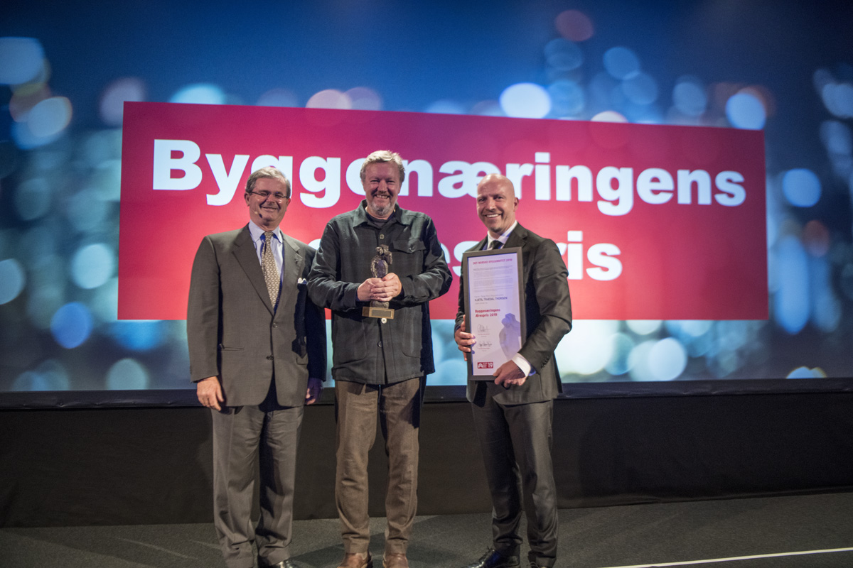 Vinner av Byggenæringens Ærespris 2019, KJetil Trædal Thorsen i midten. Carl Otto Løvenskiold til venstre og Gunnar Glavin Nybø til høyre.