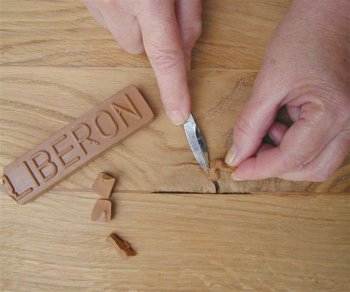 Små sprekker, hakk og spikerhull kan repareres med Liberon reparasjonsvoks. Foto: Alanor.